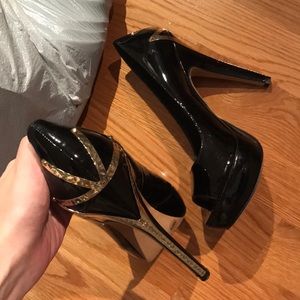 Peep toe pump with gold